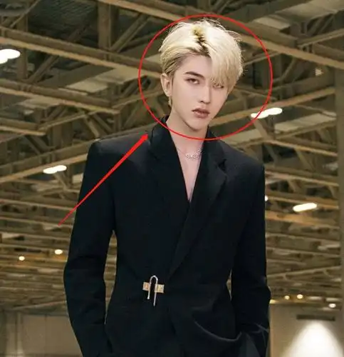 本以为蔡徐坤银发够绝直到看他蓝发造型拍大片是撕漫男无疑了