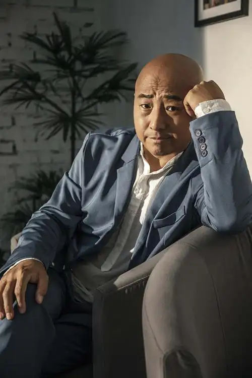 周晓鸥曝全新写真 绅士造型尽显深沉魅力