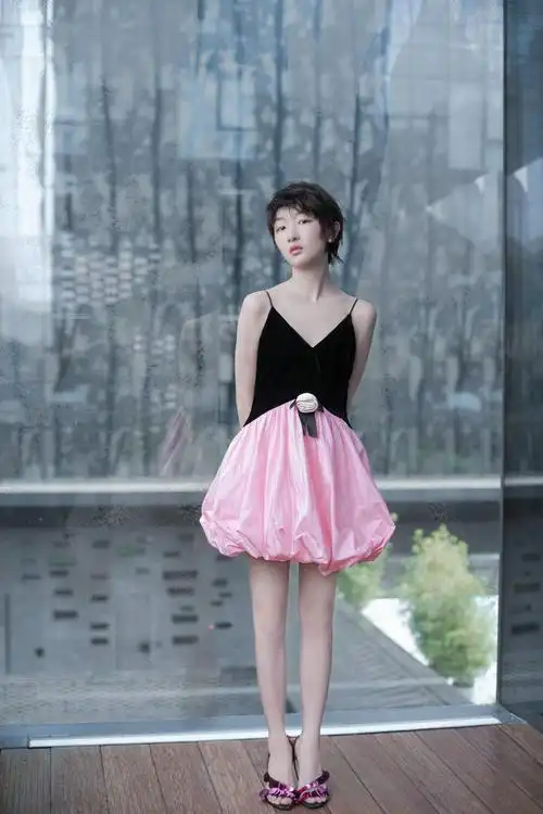 身高才162cm的周冬雨,能有这样一双大长腿真的是很不错了,身材比例的