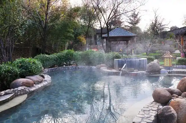 白鹿温泉位于河北省石家庄市平山县温塘镇