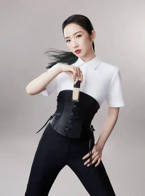 孟美岐穿白衬衫好纯!