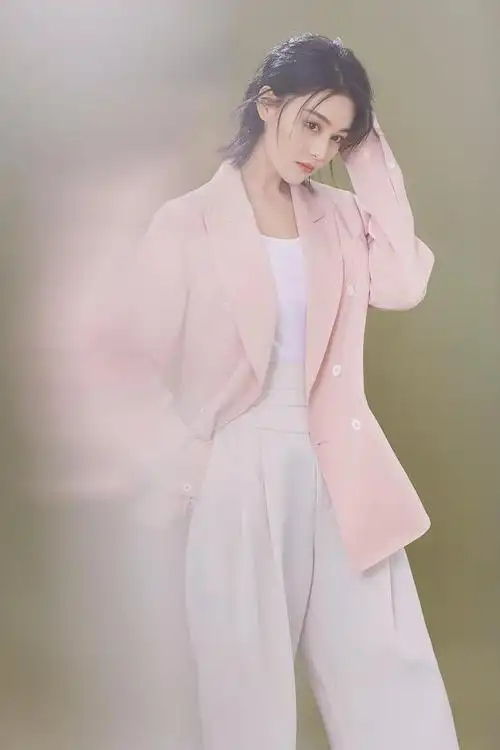 张馨予:生活中的优雅与魅力