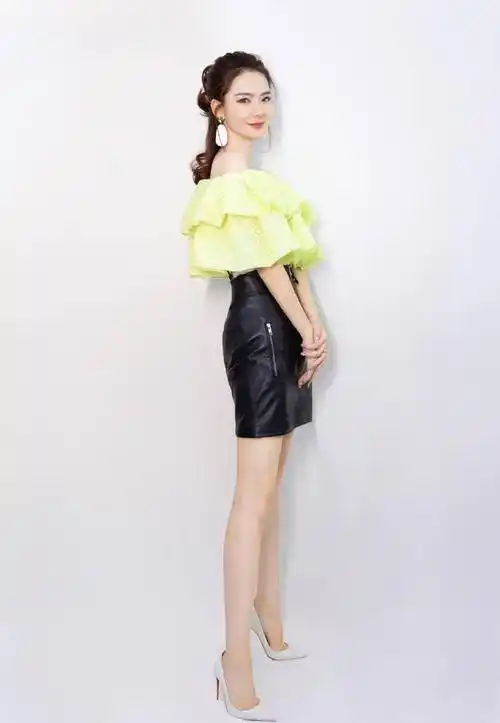 戚薇和老公李承铉同框好养眼,穿灰色西装配五分短裤知性帅气很有型