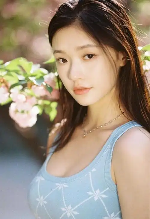 林允夏季衣着清凉大秀完美身材