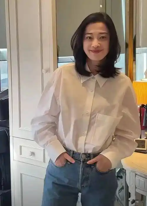 梅婷进组拍戏被拍,剪超短发整容式变年轻,中年打扮跟路人无异,但很