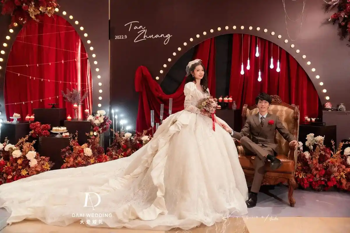 复古ins剧场风婚礼现场.爱不是我们要去的方向 而是我们出发 - 抖音