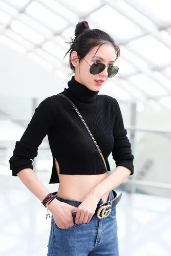 张予曦穿高领厚毛衣,却故意剪短一截露马甲线,网友:是冷还是热_身材
