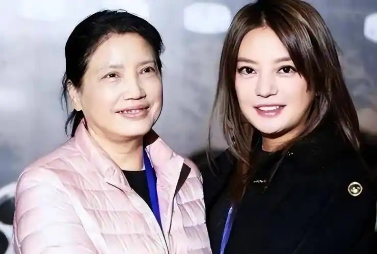 赵薇妈妈魏启颖:从豪门贵妇到孤独老人,风光背后的无尽沧桑