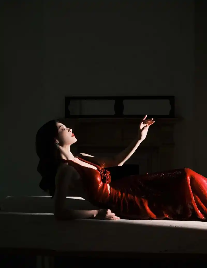 港风女神#钟楚曦# 一袭红色挂脖深v礼裙,肤白貌美的容颜,丰满傲人的酥