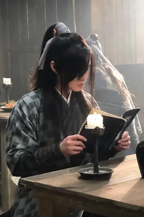 尹正古装侠客广告造型曝光引期待 网友直呼:漫撕男