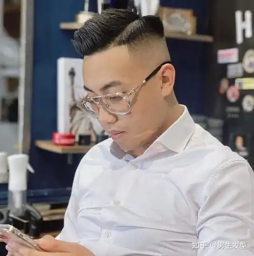 第三种侧分背头发型