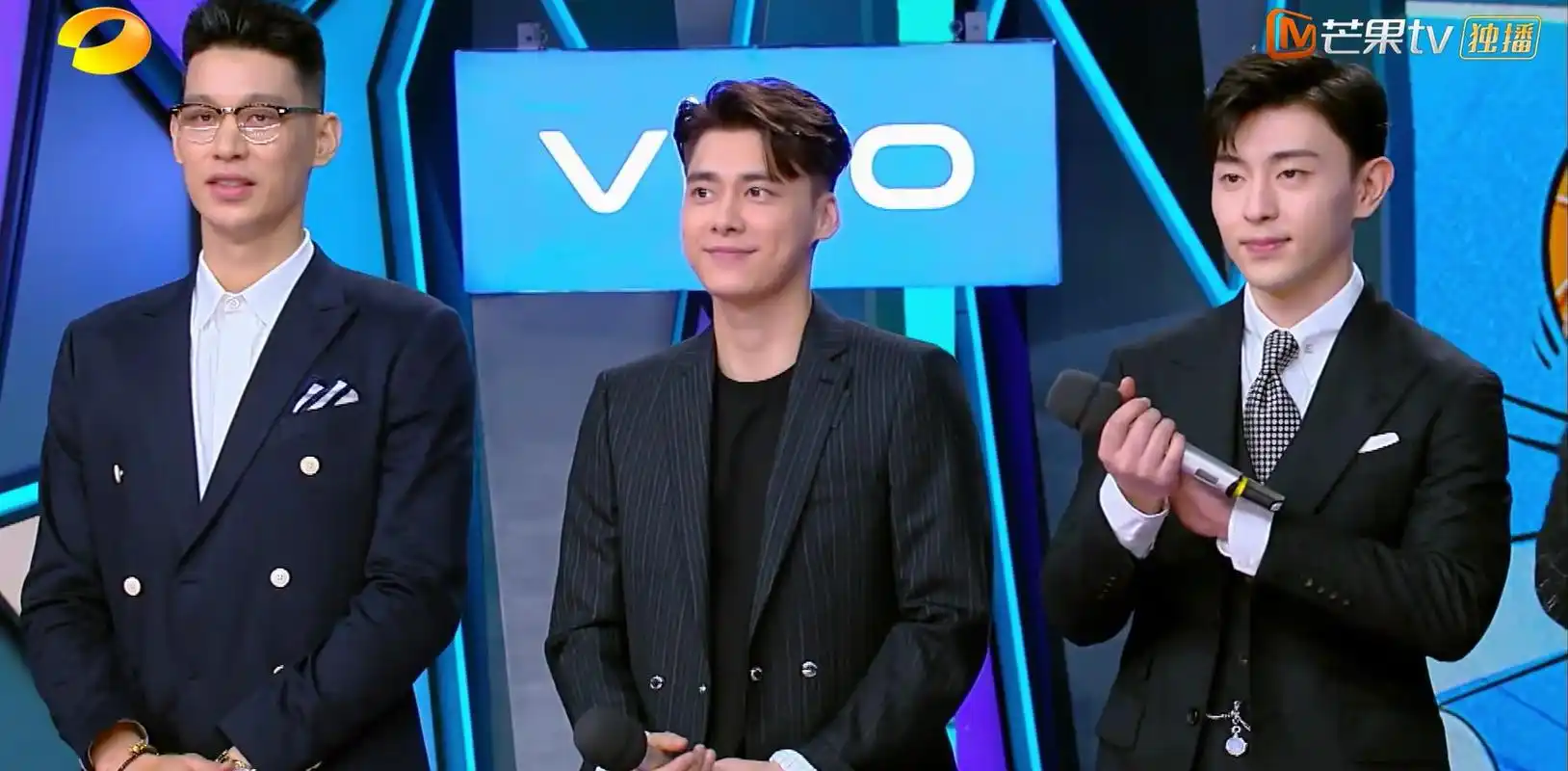 昨晚快本满屏都是大长腿李易峰邓伦竟然被嫌矮最高2米