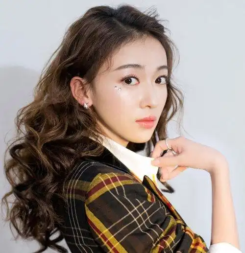 时下女生人气三七分烫发图片 脸型不同适合的三七分卷发不同_发型造型