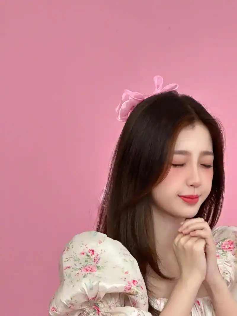 虞书欣穿碎花裙露美腿 头戴蝴蝶结卖萌