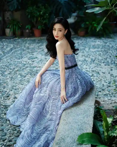 佟丽娅红毯新造型很美,身穿紫色波浪长裙气质惊艳_身材_裙子_颜色