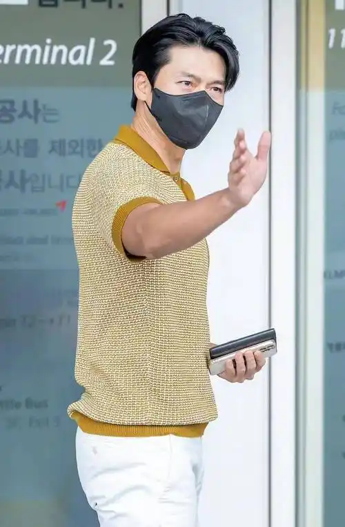 玄彬当爸后首次公开亮相!