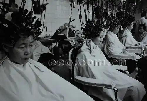 烫头发 (刘香成摄影展)(经济观察网 记者 冯娟) 照片里纵横交错电线下