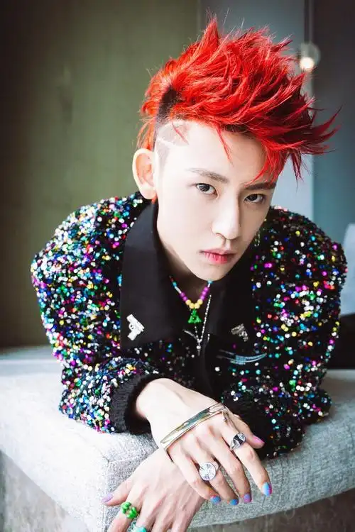 超话#小鬼代言ba饰物局#歌手@小鬼-王琳凯今日出发图抵达～红发摩登