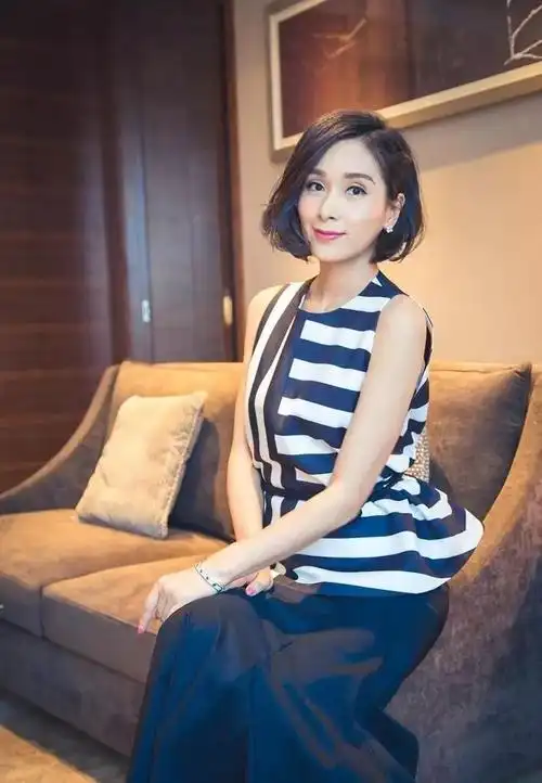 杨恭如居家写真曝光时尚短发惊艳时光