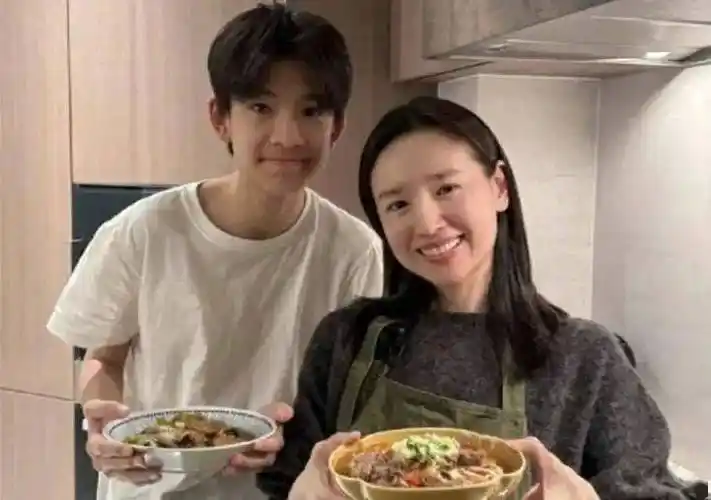 儿子顶顶高颜值神似梁朝伟,被疑有亲子关系?_网友_王大治_生活