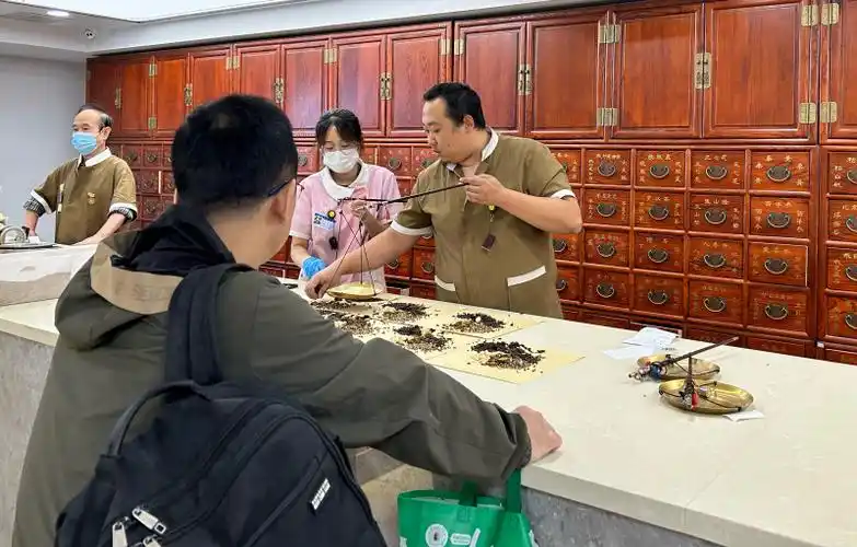 中药房的工作人员正忙着抓药.