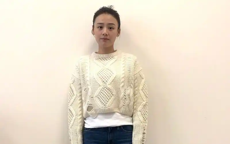 马思纯回应肚子赘肉争议,笑称要瘦成超夸张p图照