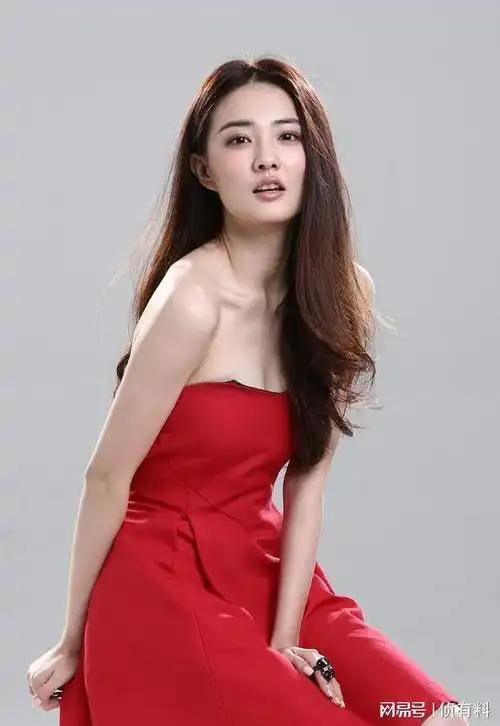 徐璐红裙棚拍定妆原素材高清照说实话脸蛋不错腿上黑点不少