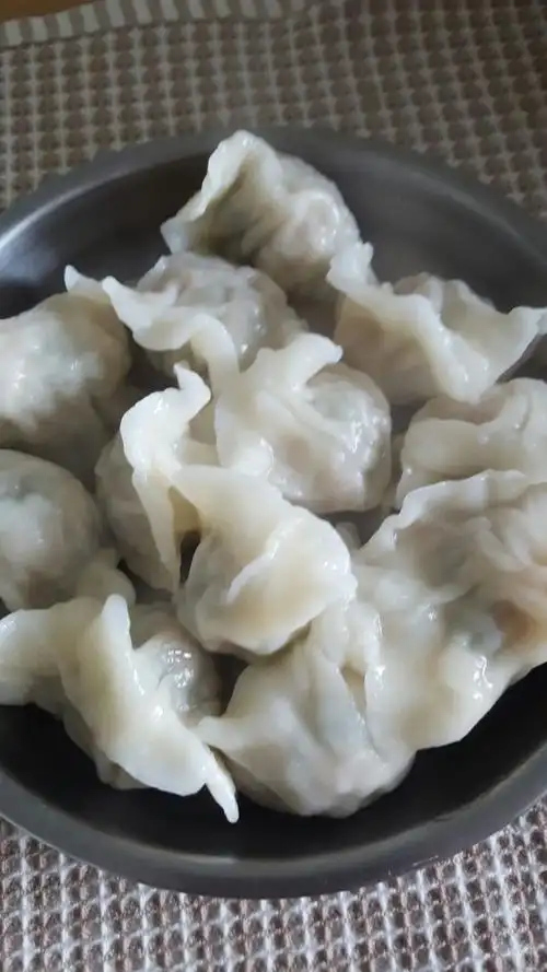 煮上12个韭菜虾仁猪肉饺子(在外时可想她了),香死了.