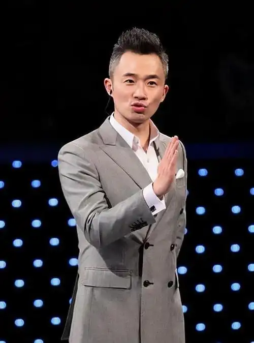 她是卫视美女主持嫁大18岁老公今31岁与患病丈夫不离不弃