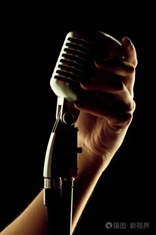 女歌手手拿麦克风复古风格黑色背景
