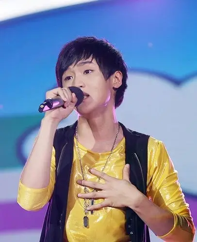 快乐男声比赛李炜解释什么的时候唱的一首歌 有一句是两个人