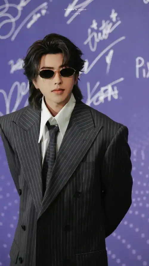 蔡徐坤条纹西装慵懒感