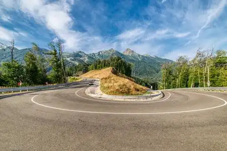 在柏油山路上急转弯.山风景, 阳光明媚的早晨照片