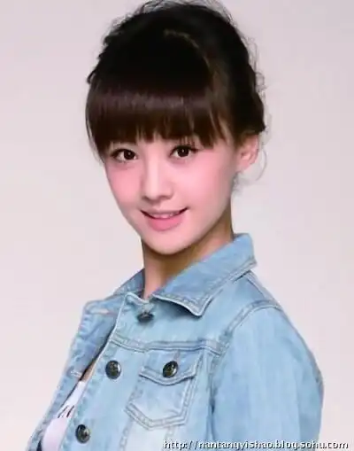 郑爽 早年少女感和灵气并存 眼神灵动 皮肤粉嫩嫩的,天鹅颈很美