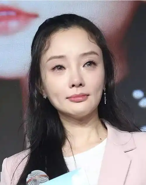 没想到,"做头发"事件才过去6年,李小璐就以"这种姿态"出现