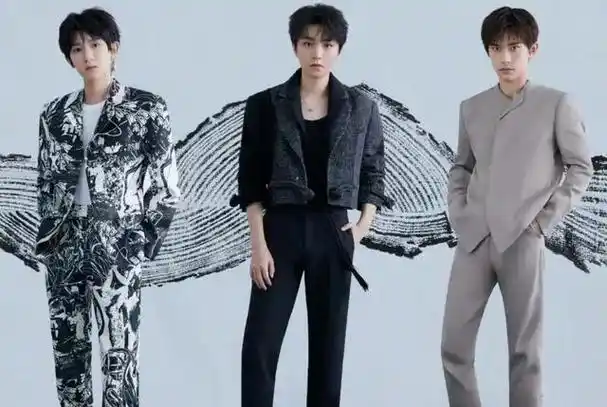 时代峰峻晒出合照,王俊凯居中,王源,易烊千玺分居左右