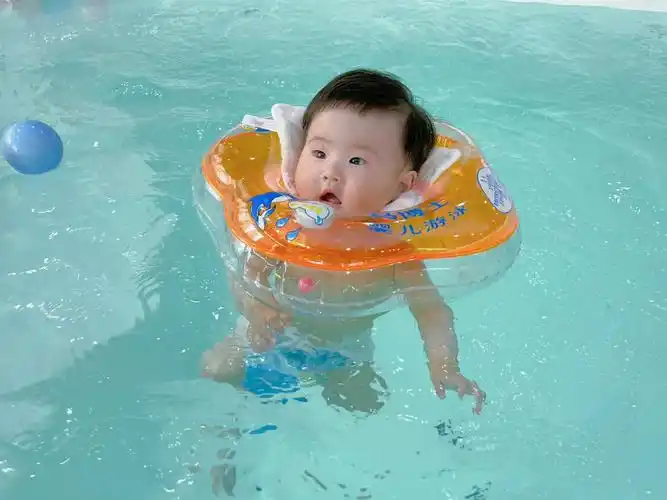 第一次游泳的baby