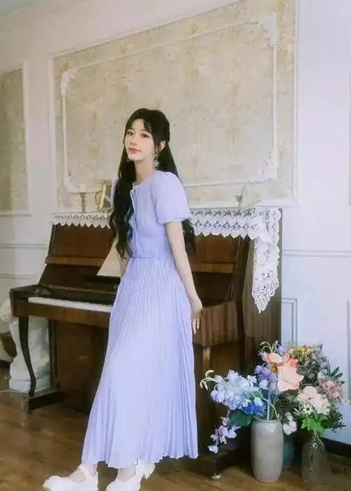 孔雪儿现身活动现场,让所有人都大吃一惊,穿淡紫色连衣裙引领时尚新