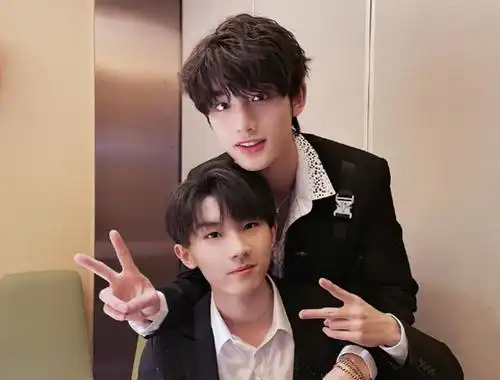 马嘉祺抢走丁程鑫正在喝的奶茶,喝完很得意,表情令cp粉嗑上头