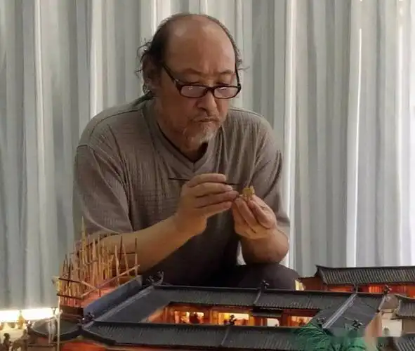 甘肃微雕大师牛角上展现立体清明上河图