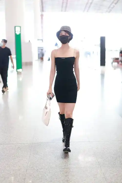 蓝盈莹黑色抹胸连衣裙大秀美腿 对镜比心可爱满分