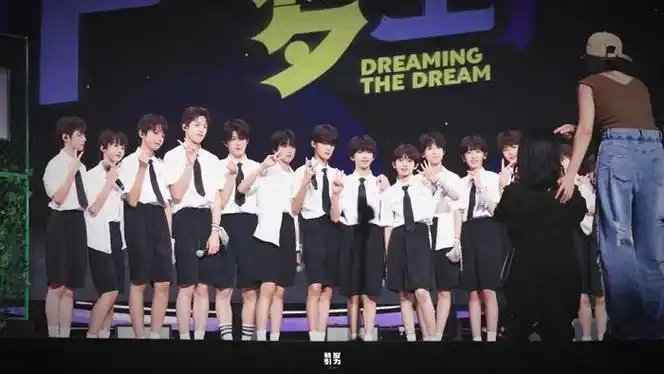 tf家族四代站姐愚人节团建发图从tfboys时代少年团tf三代到四代大合照