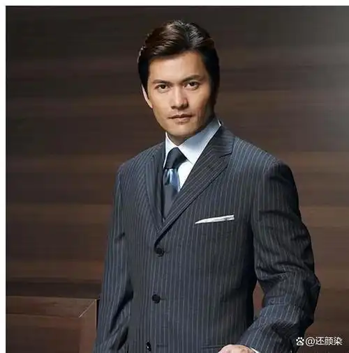 据报道,最近娱乐圈中一位男星的中年形象引起了人们的热议,他就是沙溢