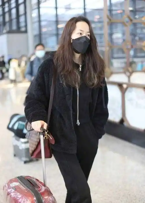 韩雪素颜走机场太会穿了,一身黑色穿搭显瘦又气质,不像38岁