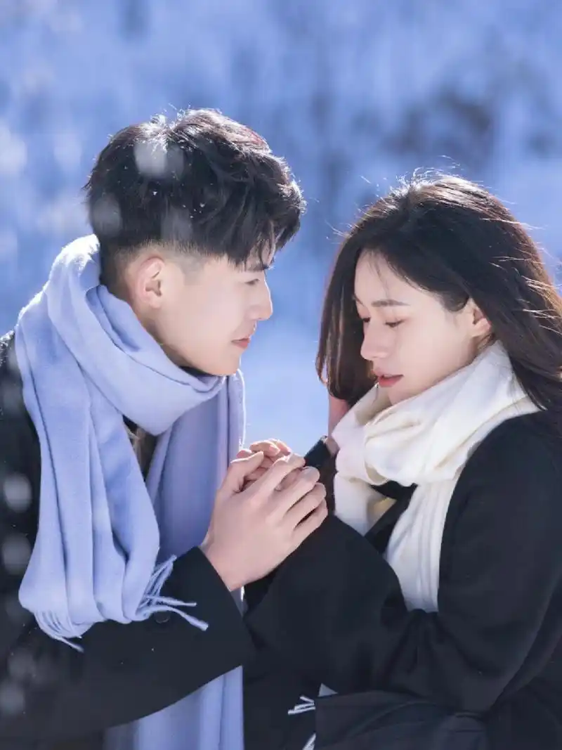 看,这一对恋人,他们在雪地中留下的是幸福的足迹👣.