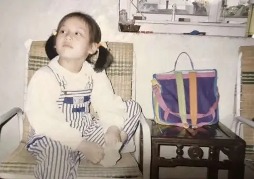 马思纯首曝童年照 双马尾泡泡袖少女感十足