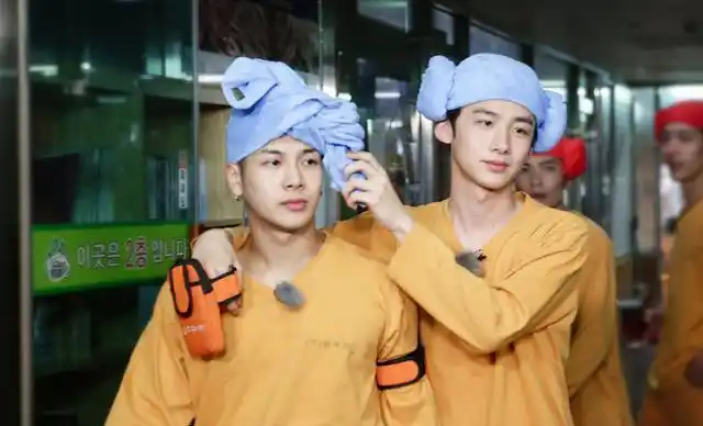 王嘉尔追白敬亭插翅难逃,这两个人实力展示"社恐"和"社牛"