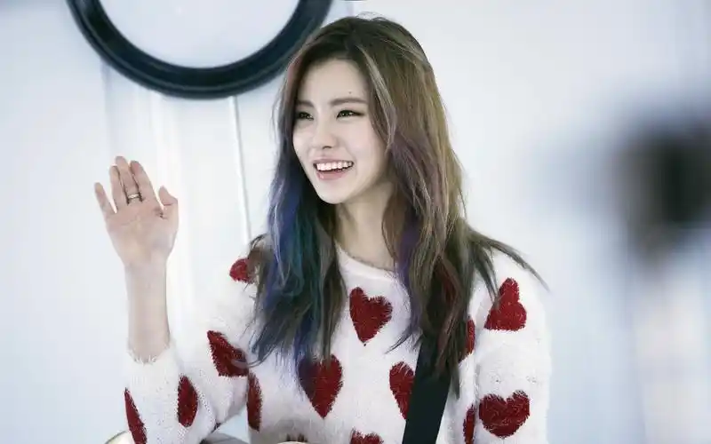 韩国美女明星金艺林桌面壁纸