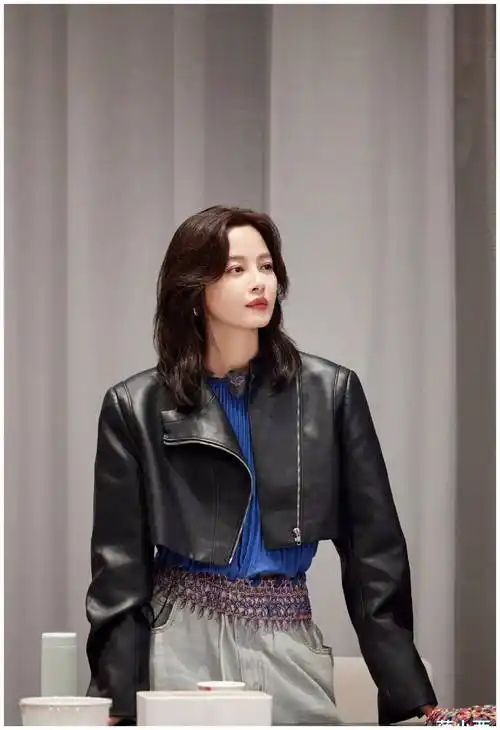 辛芷蕾又带火了一种新穿法:大衣 围巾 毛线帽,保暖时髦又洋气_时尚