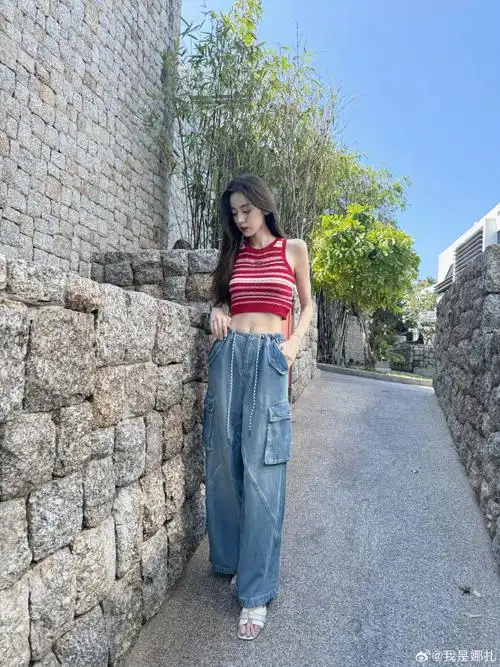 娜扎的马甲线好清晰#怎么有人游客照都这么美啊,请原谅我的目光都